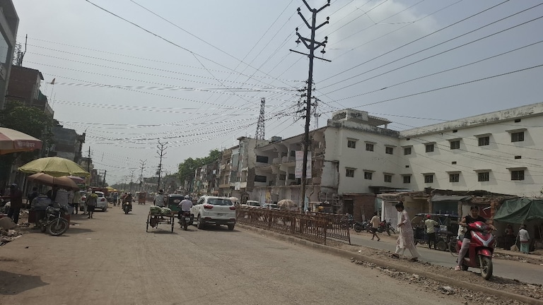 Chandauli Weather Today: चंदौली में धूप और उमस का डबल अटैक, 32°C तापमान में भी गर्मी से लोग बेहाल चंदौली में धूप और उमस का डबल अटैक, 32°C तापमान में भी गर्मी से लोग बेहाल