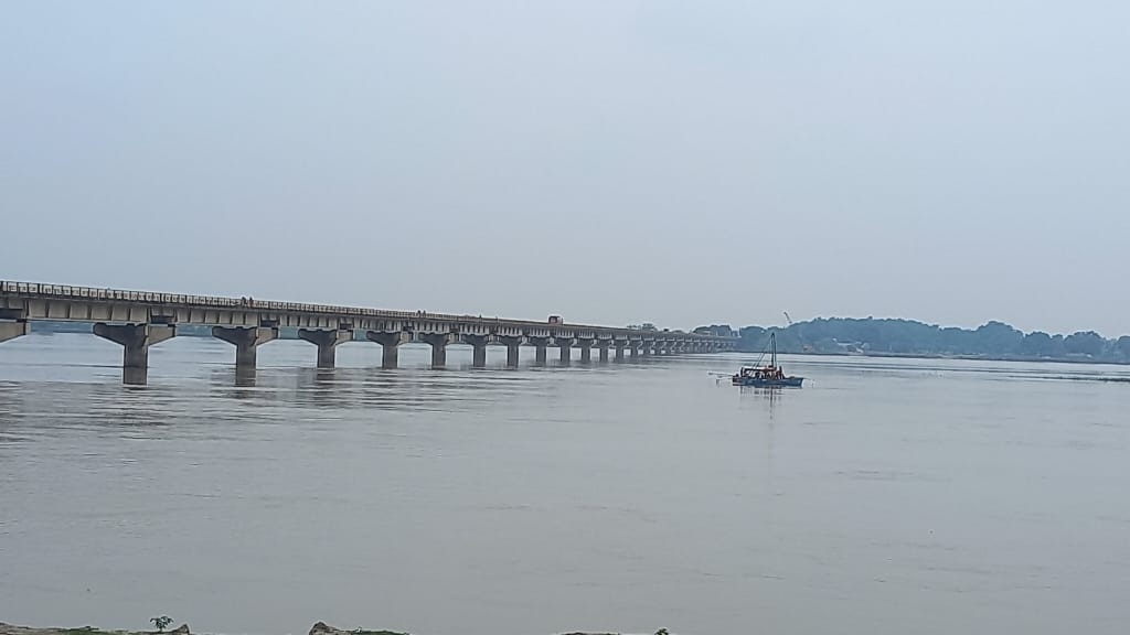 बाराबंकी में सरयू नदी उफान पर, घाघरा घाट पर जलस्तर चेतावनी स्तर से 4 सेंटीमीटर ऊपर