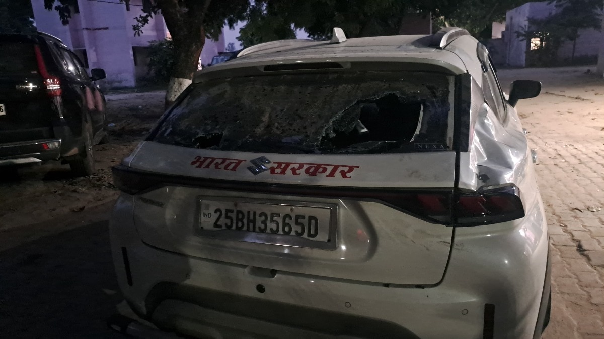 Mainpuri News: राजस्व टीम पर हमले से हड़कंप, कुल्हाड़ी लेकर दौड़े आरोपी, सरकारी गाड़ी में भी की तोड़फोड़, दो के खिलाफ एफआईआर `राजस्व टीम पर हमले से हड़कंप, कुल्हाड़ी लेकर दौड़े आरोपी; सरकारी गाड़ी में भी की तोड़फोड़, दो के खिलाफ एफआईआर