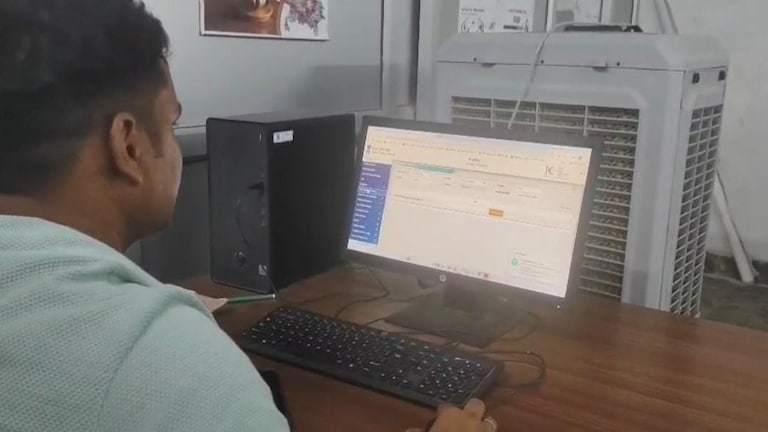 Amethi News: फेसबुक ब्लू टिक, टेलीग्राम टास्क और फर्जी KYC, अमेठी में साइबर ठगी का बड़ा नेटवर्क बेनकाब फेसबुक ब्लू टिक, टेलीग्राम टास्क और फर्जी KYC, अमेठी में साइबर ठगी का बड़ा नेटवर्क बेनकाब