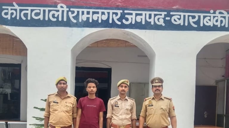 Barabanki News: घर की रखवाली का जिम्मा मिला था, लेकिन खजाने पर थी नजर, चोरी के बाद फरार हुआ आरोपी, हाईवे पर पुलिस ने बिछाया जाल घर की रखवाली का जिम्मा मिला था, लेकिन खजाने पर थी नजर; चोरी के बाद फरार हुआ आरोपी, हाईवे पर पुलिस ने बिछाया जाल