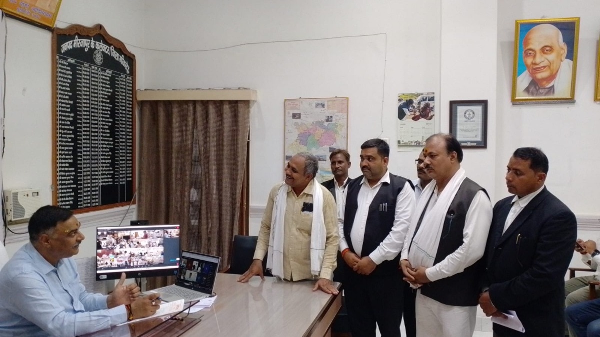 Mirzapur News: खेती पर संकट, किसानों की बढ़ी चिंता, मिर्जापुर को सूखाग्रस्त घोषित करने की मांग, करणी सेना ने डीएम को सौंपा ज्ञापन 