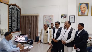 Mirzapur News: खेती पर संकट, किसानों की बढ़ी चिंता, मिर्जापुर को सूखाग्रस्त घोषित करने की मांग, करणी सेना ने डीएम को सौंपा ज्ञापन खेती पर संकट, किसानों की बढ़ी चिंता, मिर्जापुर को सूखाग्रस्त घोषित करने की मांग, करणी सेना ने डीएम को सौंपा ज्ञापन
