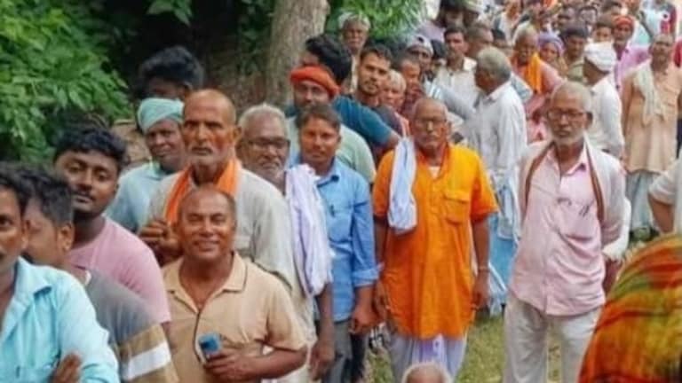Raebareli News: रायबरेली में खाद के लिए हाहाकार, रजिस्ट्री नहीं तो खाद नहीं, उर्वरक संकट से धान की फसल पर मंडराया खतरा रायबरेली में खाद के लिए हाहाकार, रजिस्ट्री नहीं तो खाद नहीं! उर्वरक संकट से धान की फसल पर मंडराया खतरा