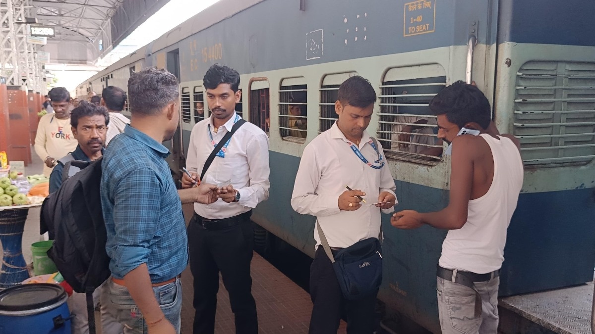Chandauli News: ट्रेन में चढ़ते ही खुल गया राज, फोर्ट्रेस प्लान पड़ा भारी, बिना टिकट सफर करने वालों पर चला शिकंजा, लाखों का जुर्माना वसूला