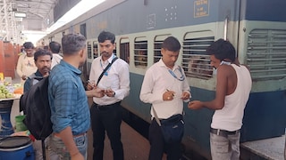 Chandauli News: ट्रेन में चढ़ते ही खुल गया राज, फोर्ट्रेस प्लान पड़ा भारी, बिना टिकट सफर करने वालों पर चला शिकंजा, लाखों का जुर्माना वसूला ट्रेन में चढ़ते ही खुल गया राज, फोर्ट्रेस प्लान पड़ा भारी, बिना टिकट सफर करने वालों पर चला शिकंजा, लाखों का जुर्माना वसूला