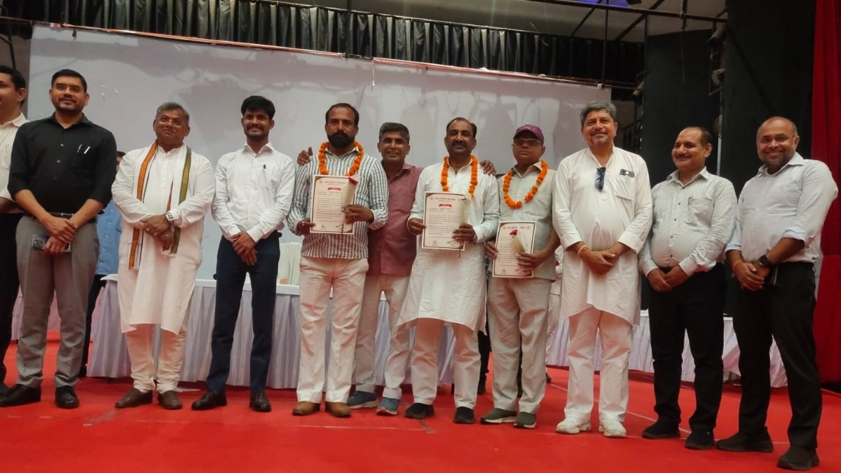 Saharanpur Election News: कार्यकारिणी चुनाव में नहीं चली वोटों की जंग, सहारनपुर निगम में छह सदस्य निर्विरोध चुने गए, महापौर ने सौंपे प्रमाणपत्र