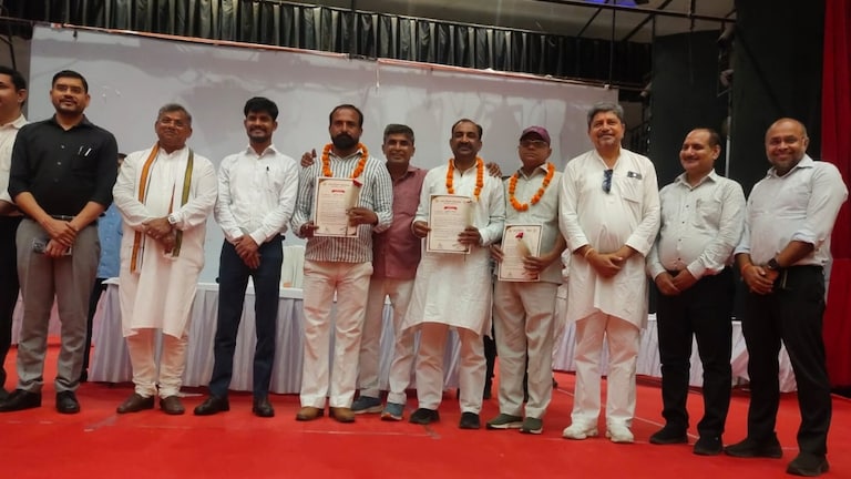 Saharanpur Election News: कार्यकारिणी चुनाव में नहीं चली वोटों की जंग, सहारनपुर निगम में छह सदस्य निर्विरोध चुने गए, महापौर ने सौंपे प्रमाणपत्र कार्यकारिणी चुनाव में नहीं चली वोटों की जंग, सहारनपुर निगम में छह सदस्य निर्विरोध चुने गए, महापौर ने सौंपे प्रमाणपत्र