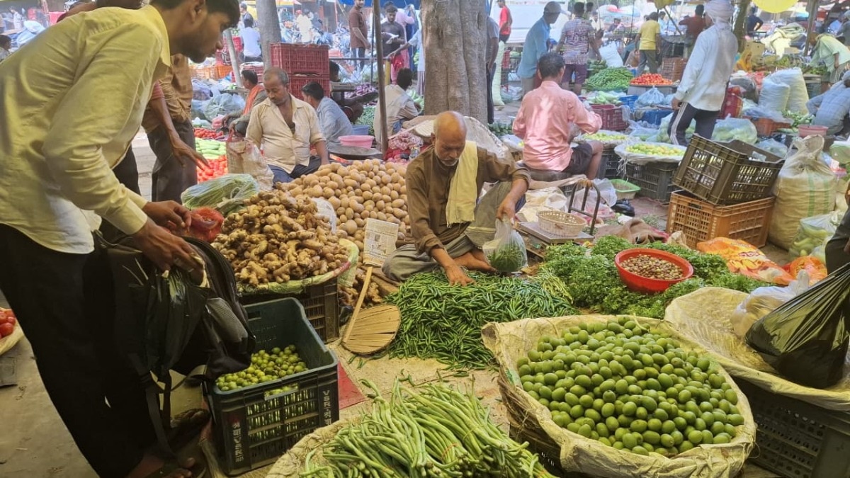Chandauli Mandi Bhav: मुगलसराय मंडी में सब्जियों के दाम स्थिर, टमाटर 40 और लहसुन 160 रुपये किलो