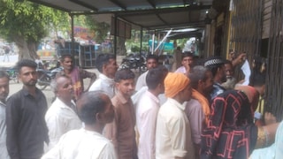 Bareilly News: पीओएस मशीन खराब, खाद के लिए घंटों लाइन में खड़े किसान, यूरिया संकट से बढ़ी परेशानी पीओएस मशीन खराब, खाद के लिए घंटों लाइन में खड़े किसान, यूरिया संकट से बढ़ी परेशानी