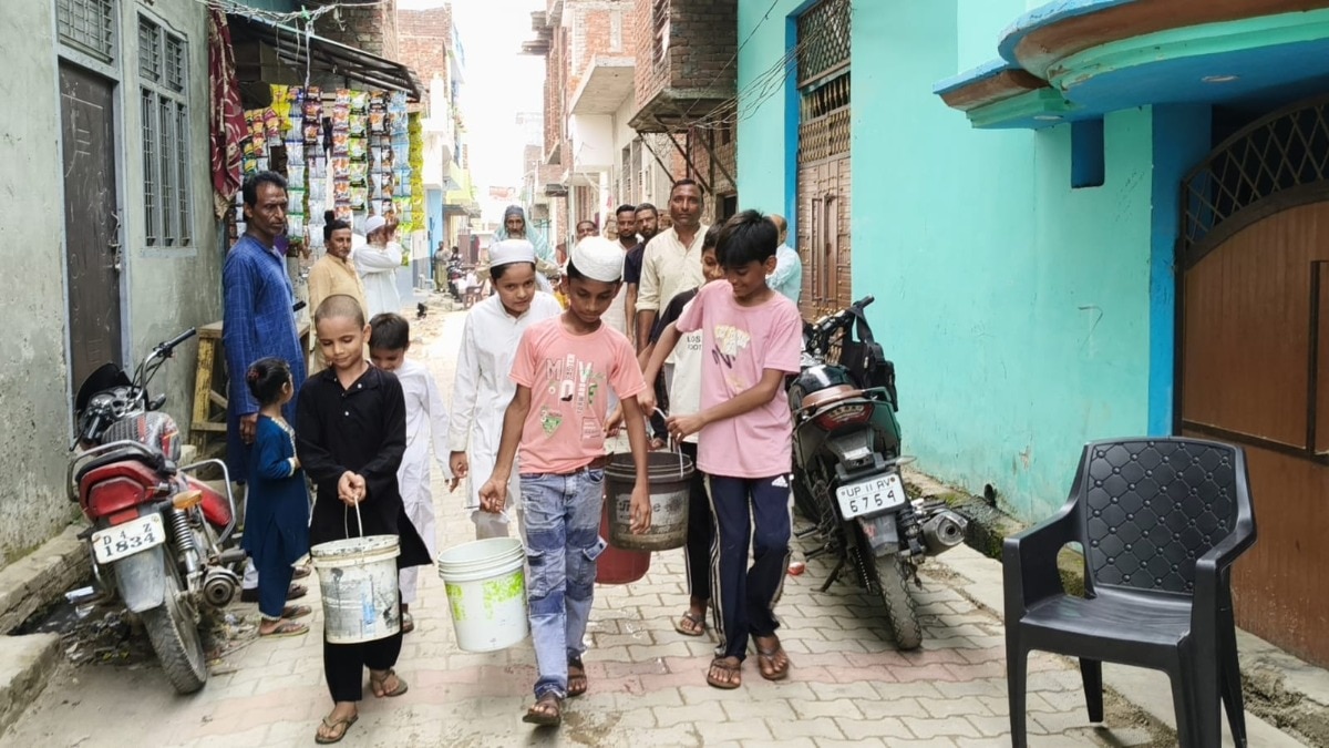 Saharanpur News: आधा किलोमीटर दूर से पानी ढोने को मजबूर 250 परिवार, नगर निगम पर गंभीर आरोप