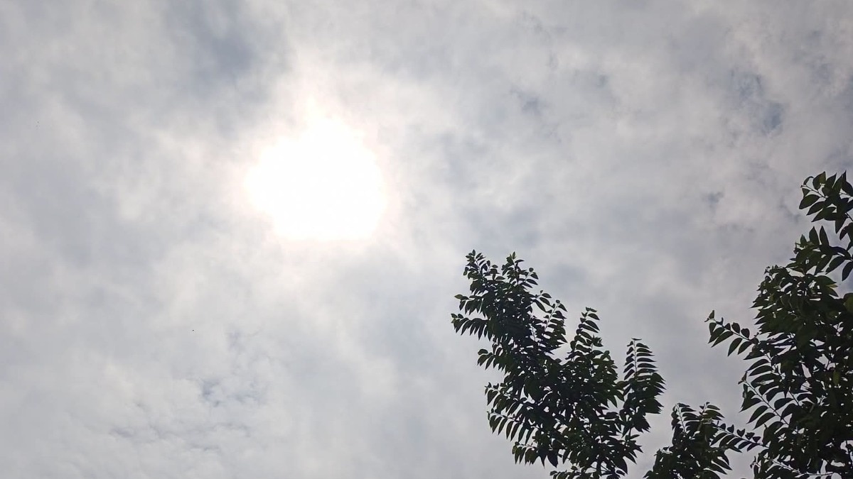 Mathura Weather Today: मथुरा में आज बादलों का डेरा, रुक-रुक कर बारिश के आसार, उमस से मिलेगी राहत