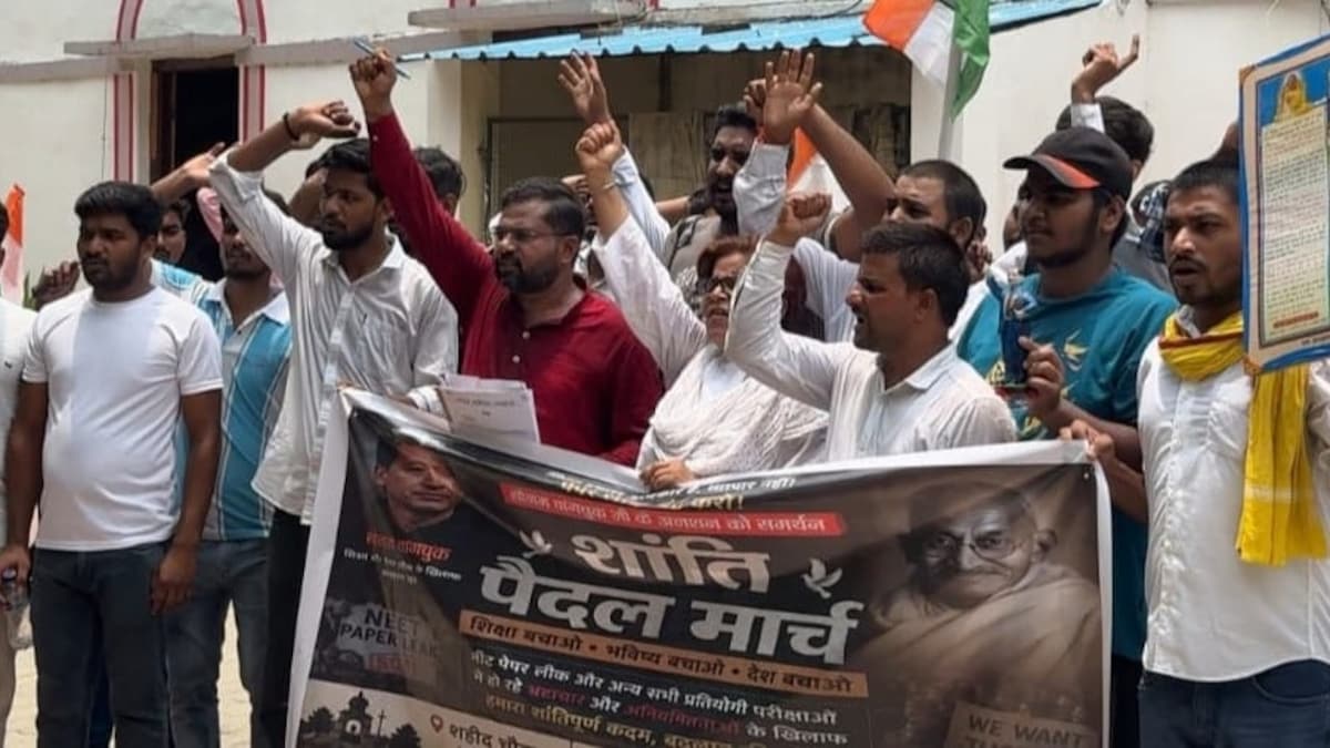 Raebareli News: नीट पेपर लीक और सोनम वांगचुक के अनशन को लेकर रायबरेली में फूटा गुस्सा, राष्ट्रपति को भेजा ज्ञापन नीट पेपर लीक और सोनम वांगचुक के अनशन को लेकर रायबरेली में फूटा गुस्सा, राष्ट्रपति को भेजा ज्ञापन