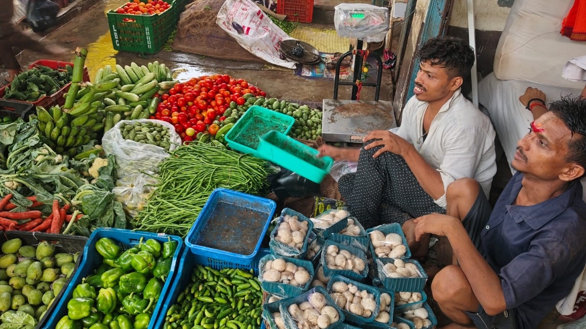 Chandauli Mandi Bhav: मुगलसराय सब्जी मंडी में राहत या झटका, टमाटर-प्याज सस्ते, धनिया ने बढ़ाई धड़कन