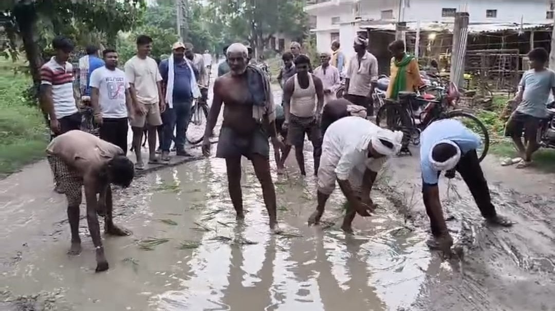 Ballia News: सड़क पर धान की रोपाई, जर्जर सड़क की बदहाली देख ग्रामीणों का फूटा गुस्सा, जनप्रतिनिधियों पर साधा निशाना