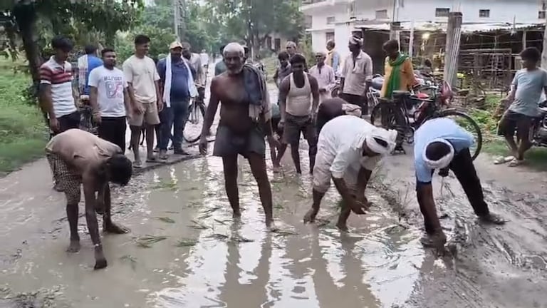 Ballia News: सड़क पर धान की रोपाई, जर्जर सड़क की बदहाली देख ग्रामीणों का फूटा गुस्सा, जनप्रतिनिधियों पर साधा निशाना सड़क पर धान की रोपाई, जर्जर सड़क की बदहाली देख ग्रामीणों का फूटा गुस्सा, जनप्रतिनिधियों पर साधा निशाना