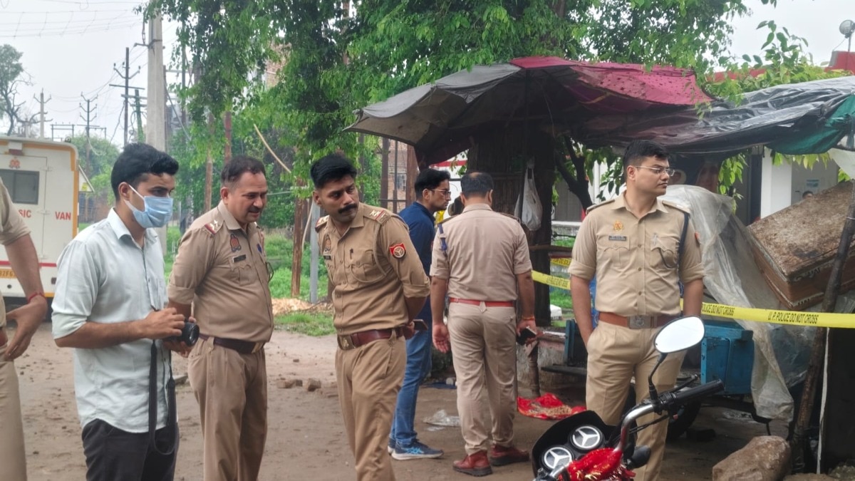 चाय लेकर पहुंची पत्नी, सामने था खून से लथपथ पति का शव: चेहरे-हाथ पर किए कई वार, मुरादाबाद-अलीगढ़ हाईवे पर सनसनी  
