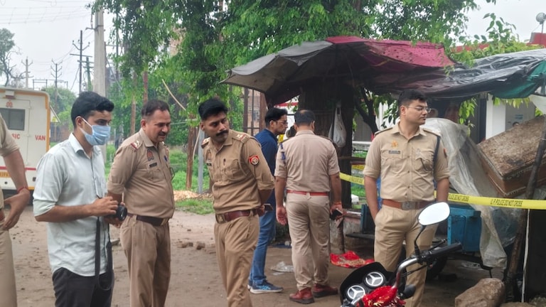 Moradabad News: चाय लेकर पहुंची पत्नी, सामने था खून से लथपथ पति का शव, चेहरे-हाथ पर किए कई वार, मुरादाबाद-अलीगढ़ हाईवे पर सनसनी चाय लेकर पहुंची पत्नी, सामने था खून से लथपथ पति का शव: चेहरे-हाथ पर किए कई वार, मुरादाबाद-अलीगढ़ हाईवे पर सनसनी