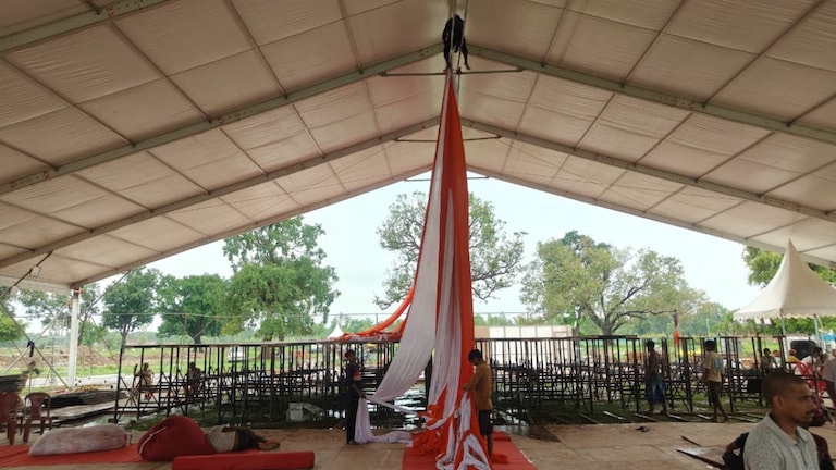 Barabanki News: मुख्यमंत्री योगी के आगमन को लेकर लोधेश्वर महादेव धाम में युद्धस्तर पर तैयारियां, डीएम खुद संभाल रहे तैयारियों की कमान मुख्यमंत्री योगी के आगमन को लेकर लोधेश्वर महादेव धाम में युद्धस्तर पर तैयारियां, डीएम खुद संभाल रहे तैयारियों की कमान