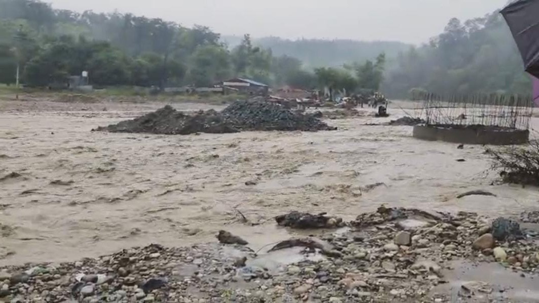सहारनपुर में बादलों से मौसम सुहाना, बारिश का इंतजार जारी, शाकुंभरी में उफनाई नदी