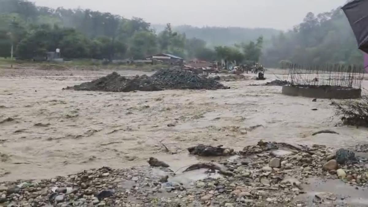 Saharanpur Weather News: सहारनपुर में बादलों से मौसम सुहाना, बारिश का इंतजार जारी, शाकुंभरी में उफनाई नदी सहारनपुर में बादलों से मौसम सुहाना, बारिश का इंतजार जारी, शाकुंभरी में उफनाई नदी
