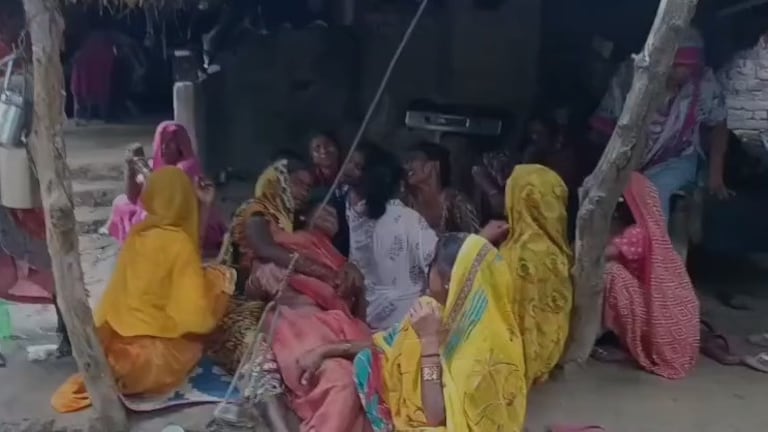 Amethi News: 500 मीटर पहले बिछा था मौत का जाल, धारदार हथियार और लाठी डंडों से हमला कर किसान की हत्या, सगे भाई और भतीजे पर हत्या का आरोप 500 मीटर पहले बिछा था मौत का जाल, धारदार हथियार और लाठी डंडों से हमला कर किसान की हत्या, सगे भाई और भतीजे पर हत्या का आरोप