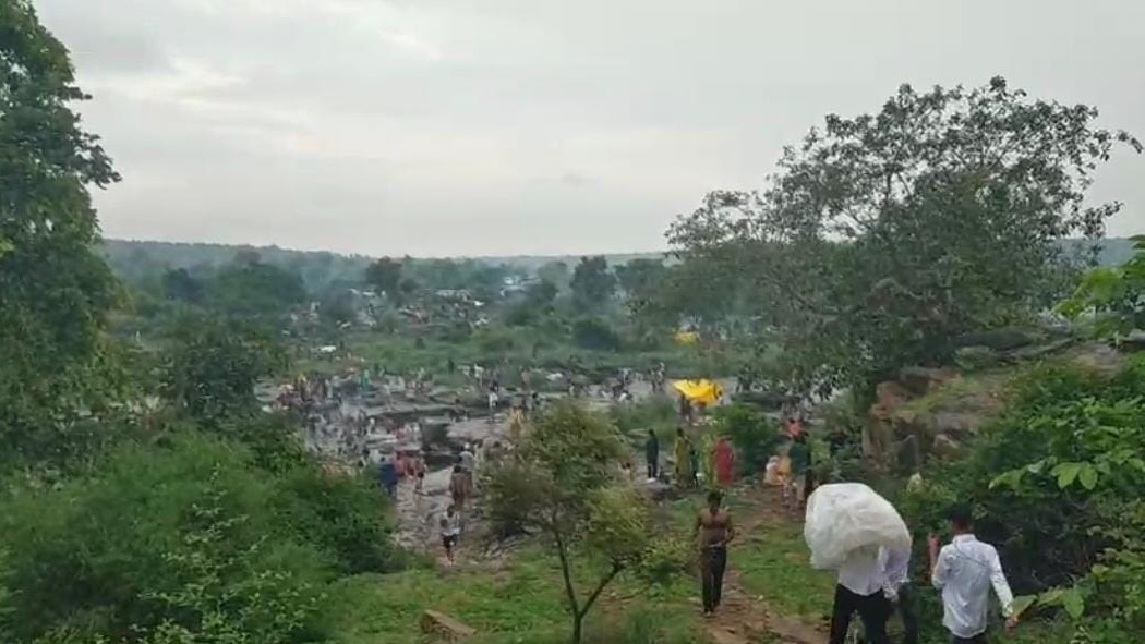  बरसात में गुलजार हुए मिर्ज़ापुर-सोनभद्र के पर्यटन स्थल, लेकिन सुरक्षा इंतजाम नदारद बरसात में गुलजार हुए मिर्ज़ापुर-सोनभद्र के पर्यटन स्थल, लेकिन सुरक्षा इंतजाम नदारद