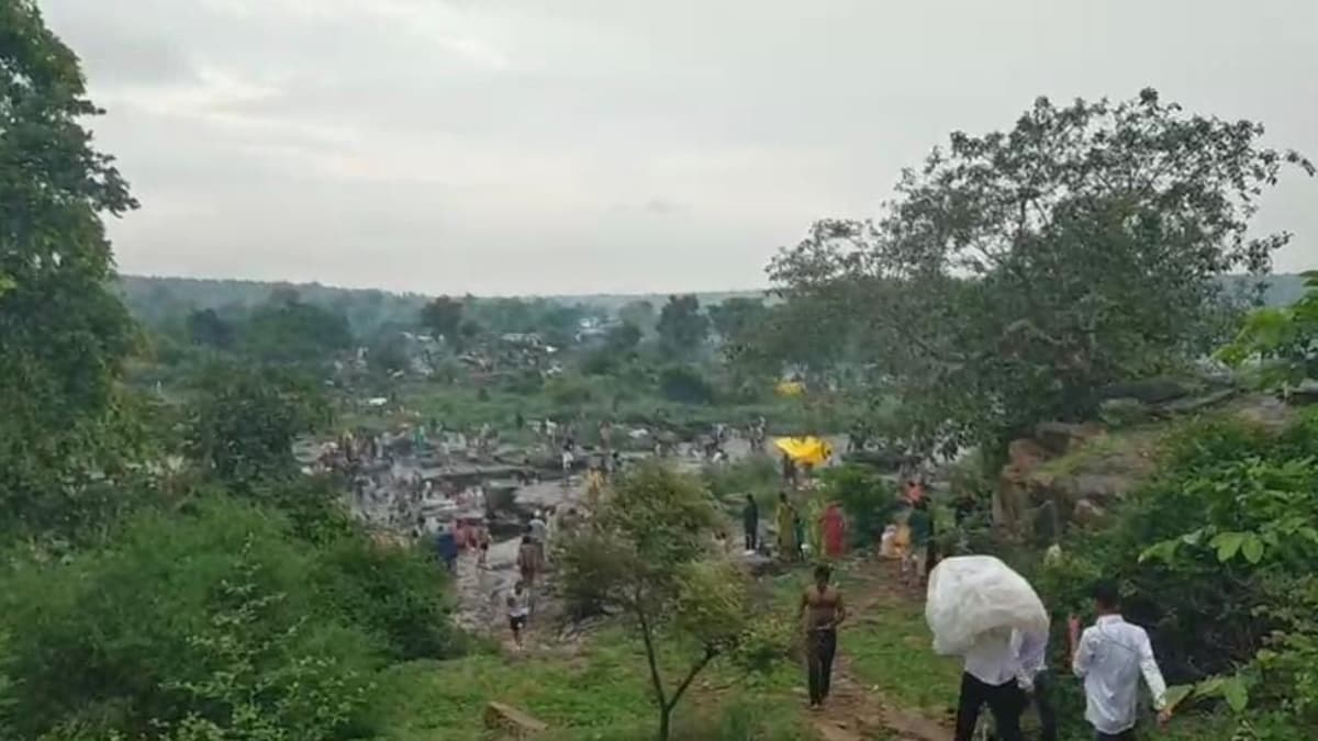 Mirzapur News: बरसात में गुलजार हुए मिर्ज़ापुर-सोनभद्र के पर्यटन स्थल, लेकिन सुरक्षा इंतजाम नदारद बरसात में गुलजार हुए मिर्ज़ापुर-सोनभद्र के पर्यटन स्थल, लेकिन सुरक्षा इंतजाम नदारद बरसात में गुलजार हुए मिर्ज़ापुर-सोनभद्र के पर्यटन स्थल, लेकिन सुरक्षा इंतजाम नदारद