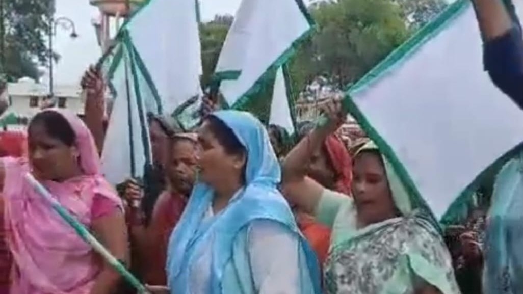  महिला किसान नेत्री पर मुकदमे के विरोध में किसानों का एसपी कार्यालय घेराव, मुकदमा वापस लेने की मांग