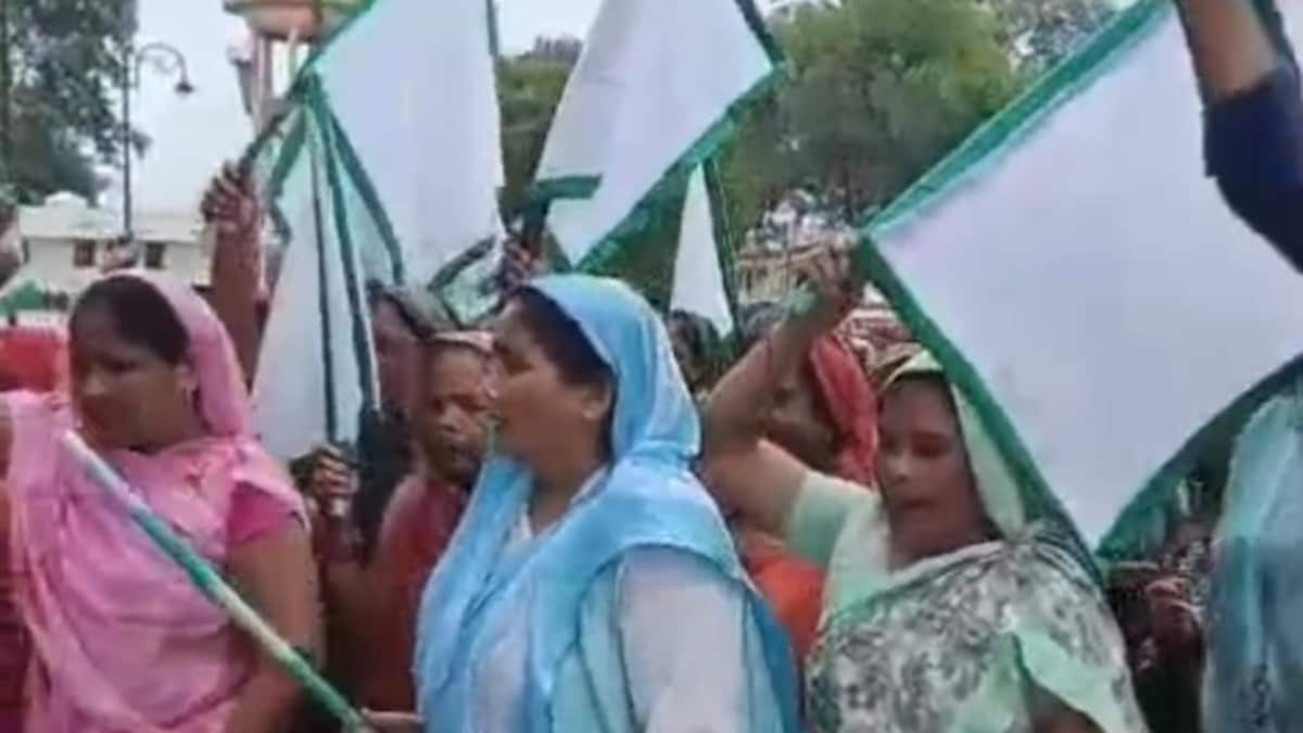 Amethi News: महिला किसान नेत्री पर मुकदमे के विरोध में किसानों का एसपी कार्यालय घेराव, मुकदमा वापस लेने की मांग महिला किसान नेत्री पर मुकदमे के विरोध में किसानों का एसपी कार्यालय घेराव, मुकदमा वापस लेने की मांग