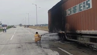 Mirzapur News: खजूरी फ्लाईओवर पर दौड़ती कंटेनर बनी आग का गोला, टायर फटते ही मची अफरा-तफरी खजूरी फ्लाईओवर पर दौड़ती कंटेनर बनी आग का गोला, टायर फटते ही मची अफरा-तफरी