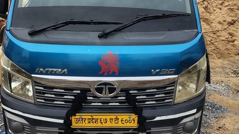 Chandauli News: गोवंश तस्करी पर अलीनगर पुलिस की बड़ी कार्रवाई, टाटा मैजिक से चार गोवंश बरामद, पुलिस पर वाहन चढ़ाने का प्रयास, तस्कर फरार गोवंश तस्करी पर अलीनगर पुलिस की बड़ी कार्रवाई, टाटा मैजिक से चार गोवंश बरामद, पुलिस पर वाहन चढ़ाने का प्रयास, तस्कर फरार