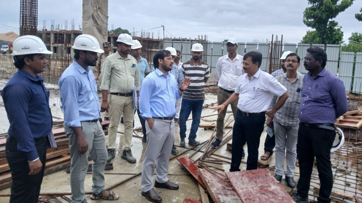 Chandauli News: न्यायालय भवन निर्माण में लापरवाही नहीं होगी बर्दाश्त, डीएम ने दिए सख्त निर्देश, बोले- अब हर हाल में समय पर पूरा हो काम
