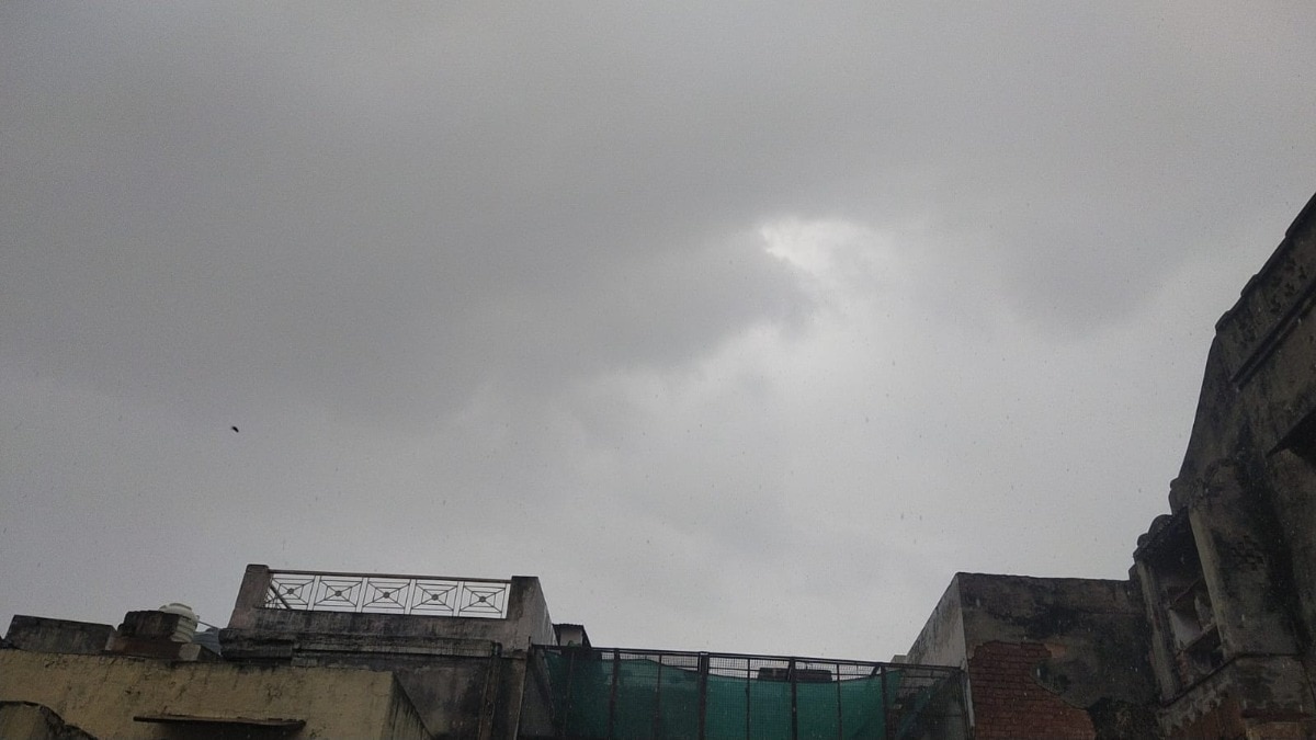 Mathura Weather Today: घने बादलों के बीच मथुरा में आज झमाझम बारिश के आसार, मौसम विभाग ने जारी की चेतावनी