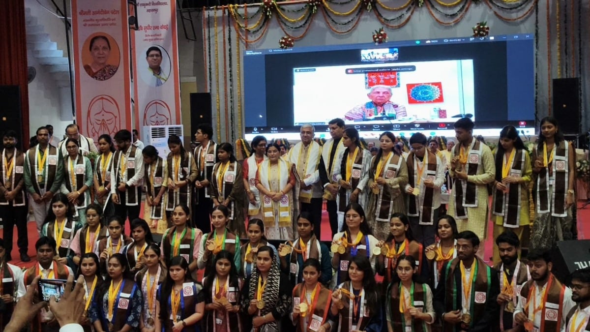 Saharanpur News: डिग्री नहीं, चरित्र आपकी सबसे बड़ी पहचान": राज्यपाल आनंदीबेन पटेल, मां शाकुंभरी विश्वविद्यालय के दीक्षांत समारोह में 22,315 विद्यार्थियों को मिली उपाधि डिग्री नहीं, चरित्र आपकी सबसे बड़ी पहचान": राज्यपाल आनंदीबेन पटेल, मां शाकुंभरी विश्वविद्यालय के दीक्षांत समारोह में 22,315 विद्यार्थियों को मिली उपाधि