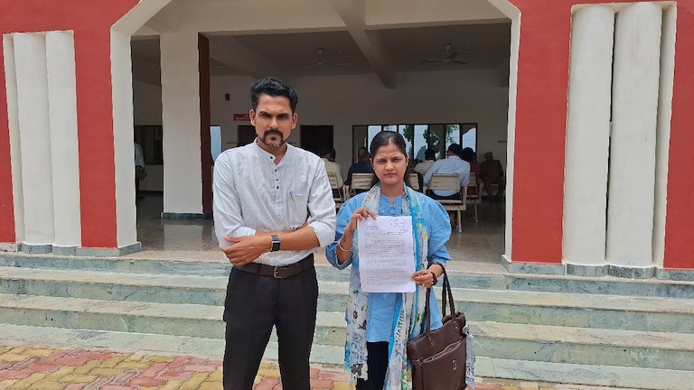 Chandauli News: अंतरधार्मिक विवाह पर टिप्पणी का आरोप, शिक्षिका की शिकायत पर डीएम ने दिए जांच के निर्देश अंतरधार्मिक विवाह पर टिप्पणी का आरोप, शिक्षिका की शिकायत पर डीएम ने दिए जांच के निर्देश