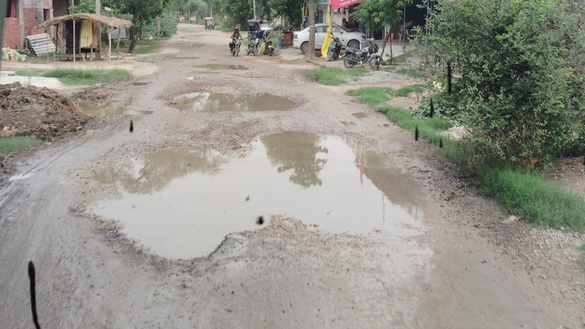 Raebareli News: सड़क नहीं हादसों का जाल, कुचरिया–विश्वनाथगंज मार्ग पर हर कदम हादसे के साये में सफर सड़क नहीं हादसों का जाल, कुचरिया–विश्वनाथगंज मार्ग पर हर कदम हादसे के साये में सफर