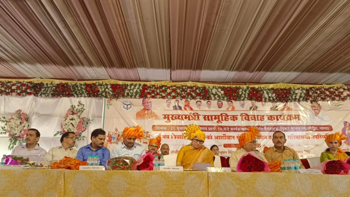 Gonda News: 405 फेरे, 28 निकाह, गोण्डा में 433 घरों में गूंजी शहनाई, मुख्यमंत्री सामूहिक विवाह योजना बनी खुशियों की सौगात 405 फेरे, 28 निकाह, गोण्डा में 433 घरों में गूंजी शहनाई, मुख्यमंत्री सामूहिक विवाह योजना बनी खुशियों की सौगात
