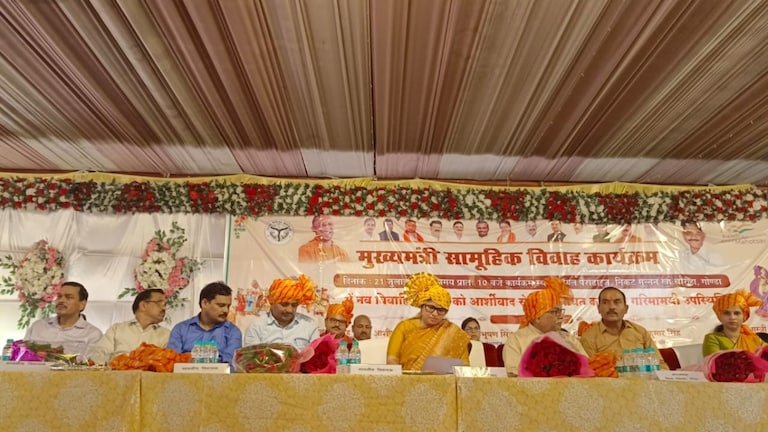 Gonda News: 405 फेरे, 28 निकाह, गोण्डा में 433 घरों में गूंजी शहनाई, मुख्यमंत्री सामूहिक विवाह योजना बनी खुशियों की सौगात 405 फेरे, 28 निकाह, गोण्डा में 433 घरों में गूंजी शहनाई, मुख्यमंत्री सामूहिक विवाह योजना बनी खुशियों की सौगात