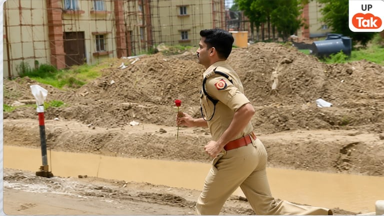 मेरठ SSP अविनाश पांडेय हाथ में गुलाब का फूल लेकर क्यों दौड़ाने लगे, वीडियो की कहानी आई सामने Meerut SSP Avinash Pandey