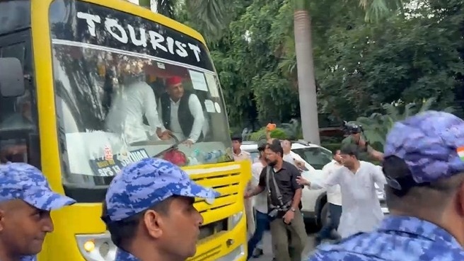 जमीन पर लेटे नजर आए राहुल गांधी, पुलिस खींचकर ले गई अपने साथ, अखिलेश यादव भी लिए गए हिरासत में Rahul Gandhi and Akhilesh Yadav detained