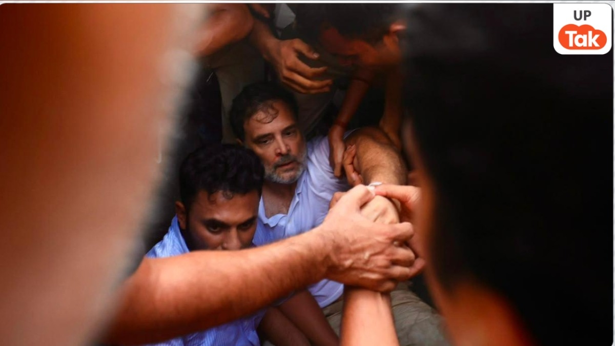  जमीन पर लेटे नजर आए राहुल गांधी, पुलिस खींचकर ले गई अपने साथ, अखिलेश यादव भी लिए गए हिरासत में