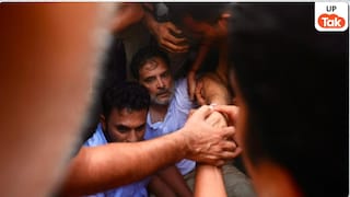 जमीन पर लेटे नजर आए राहुल गांधी, पुलिस खींचकर ले गई अपने साथ, अखिलेश यादव भी लिए गए हिरासत में Rahul Gandhi
