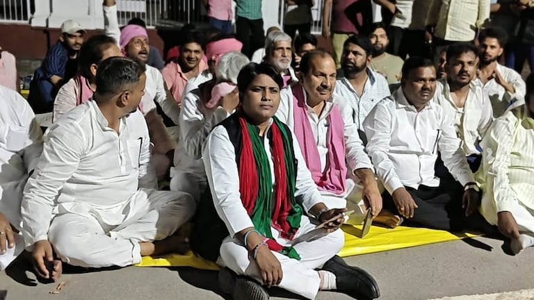 Ballia News: दिल्ली से बलिया तक हाहाकार, अखिलेश की गिरफ्तारी पर भड़के बागी सपाई, डीएम ऑफिस पर किया कब्जा और गरजे- इस्तीफा दो दिल्ली से बलिया तक हाहाकार, अखिलेश की गिरफ्तारी पर भड़के बागी सपाई, डीएम ऑफिस पर किया कब्जा और गरजे- इस्तीफा दो