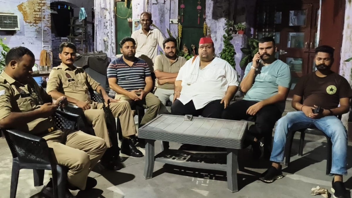 Saharanpur Protest News: दिल्ली कूच से पहले सहारनपुर में कांग्रेस और सपा नेताओं को हाउस अरेस्ट, पुलिस कार्रवाई पर उठे सवाल दिल्ली कूच से पहले सहारनपुर में कांग्रेस और सपा नेताओं को हाउस अरेस्ट, पुलिस कार्रवाई पर उठे सवाल