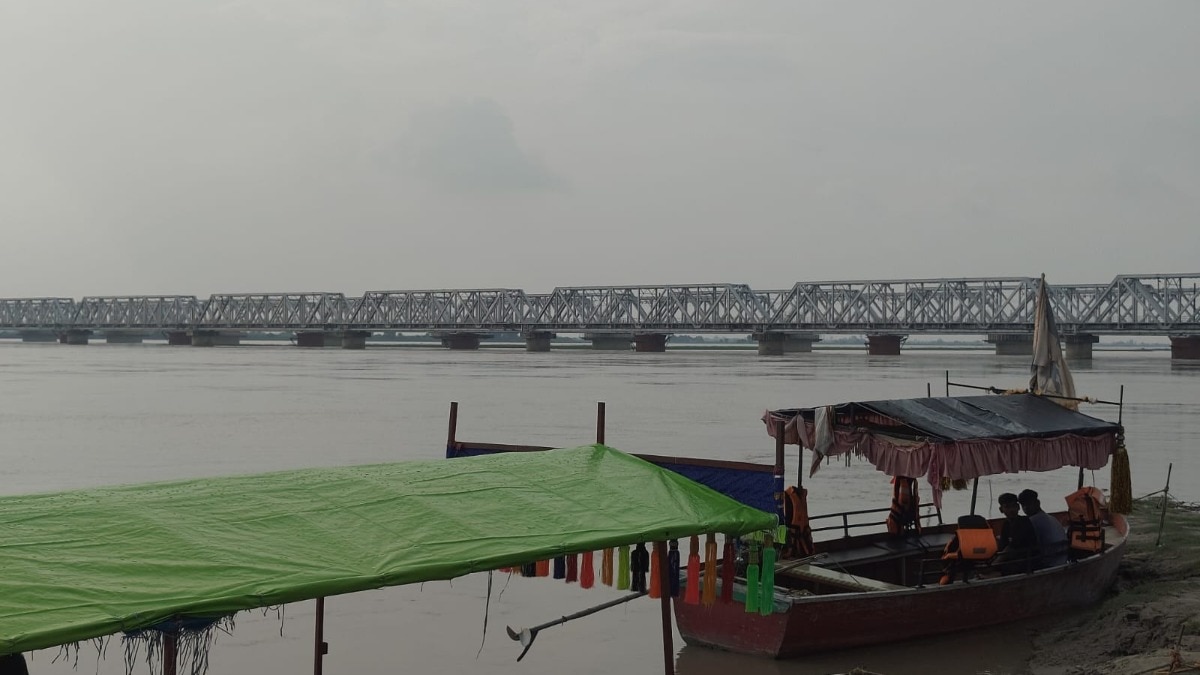 घाघरा में बढ़ा जलस्तर, खतरे के निशान से 17 सेंटीमीटर नीचे पहुंची सरयू, प्रशासन अलर्ट, बाढ़ प्रभावित गांवों पर निगरानी तेज