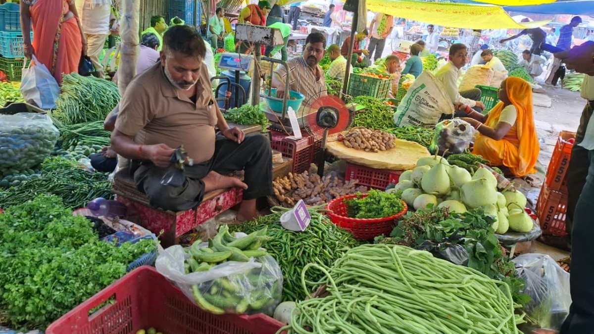 Chandauli Mandi Bhav Today: मुगलसराय मंडी में सब्जियों के दाम स्थिर, टमाटर हुआ सस्ता, खरीदारी के लिए उमड़ी भीड़