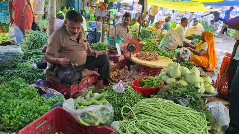 Chandauli Mandi Bhav Today: मुगलसराय मंडी में सब्जियों के दाम स्थिर, टमाटर हुआ सस्ता, खरीदारी के लिए उमड़ी भीड़ मुगलसराय मंडी में सब्जियों के दाम स्थिर, टमाटर हुआ सस्ता, खरीदारी के लिए उमड़ी भीड़
