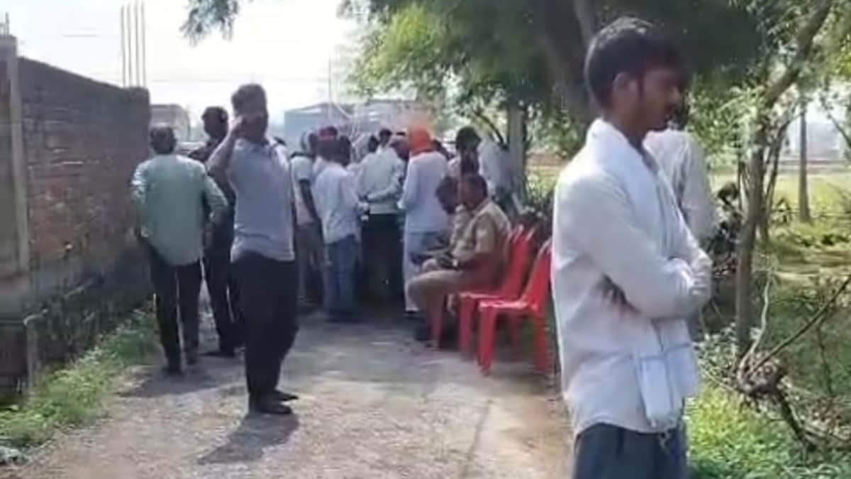 Chandauli News: चंदौली में भूमि विवाद ने पकड़ा तूल, अवैध कब्जे व मारपीट के आरोप, पीड़ित परिवार ने एसपी से लगाई न्याय की गुहार चंदौली में भूमि विवाद ने पकड़ा तूल, अवैध कब्जे व मारपीट के आरोप, पीड़ित परिवार ने एसपी से लगाई न्याय की गुहार