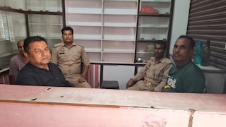 Chandauli News: राजभवन घेराव से पहले कांग्रेस के तीन नेता हाउस अरेस्ट, सरकार पर लोकतांत्रिक अधिकारों के हनन का आरोप राजभवन घेराव से पहले कांग्रेस के तीन नेता हाउस अरेस्ट, सरकार पर लोकतांत्रिक अधिकारों के हनन का आरोप